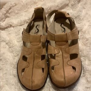 SoftWalk Beige Leather Cut-Out Sandals